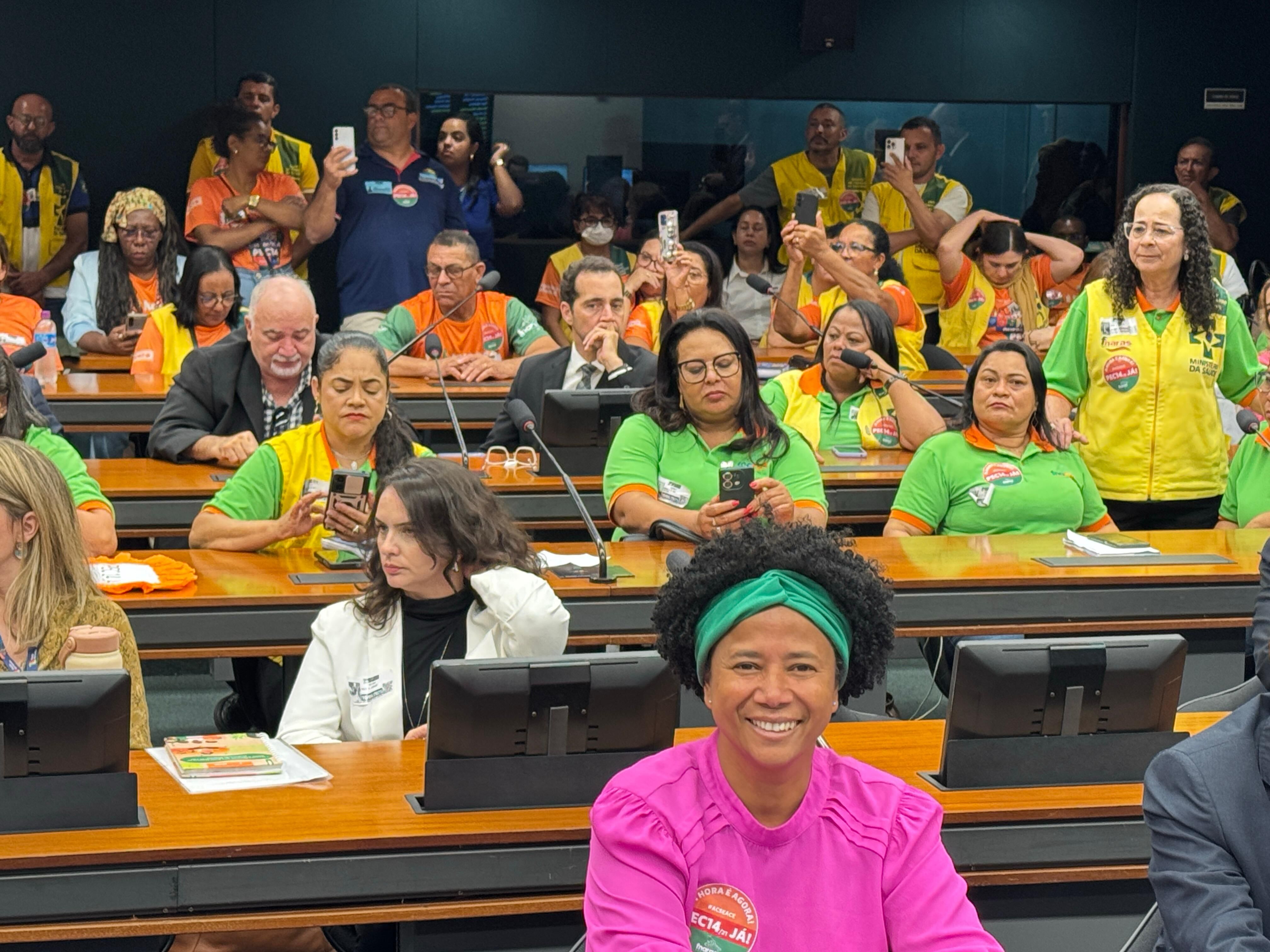 BANDEIRA DO MANDATO - Sílvia Cristina manifesta apoio à PEC 14, que valoriza agentes comunitários de saúde e de combate às endemias


